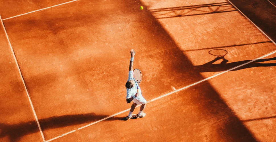 persona jugando al tenis