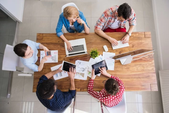 Personas reunidas utilizando tecnología digital