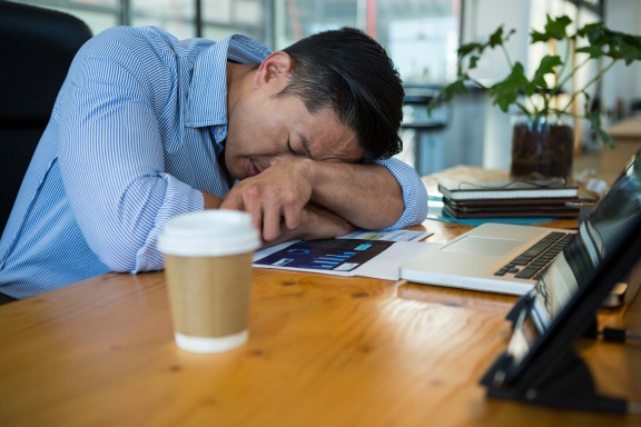 Persona cansada en el trabajo 