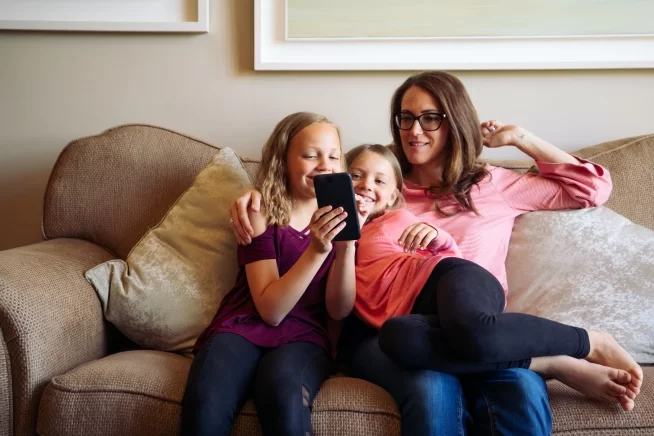 Familia utilizando tecnología digital