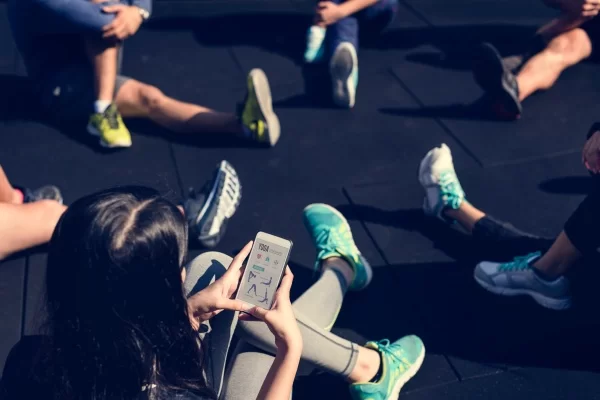 Personas utilizando el celular en una reunión